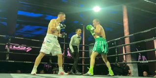 Der Sindelfinger Fidaim Brahimi (links) hielt seinen Krontahenten Seiran Engel im gesamten Kampf auf Distanz. Bild: Thomas Kugler